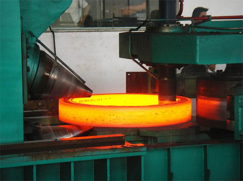 锻造设备作用是产品成型的制作。根据产品的数量、形状等分为自由锻造设备、模具锻造设备、碾环设备等,自由锻造设备多用于数量少、形状多样和体积大等产品;模具锻造多用于批量、形状单一、中小型等产品;碾环设备顾名思义就是空心圆形件。