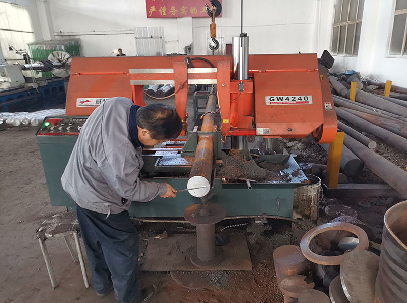 锯床作用是切割,多用于产品生产前的下料工序和产品生产后切除多余的部分。