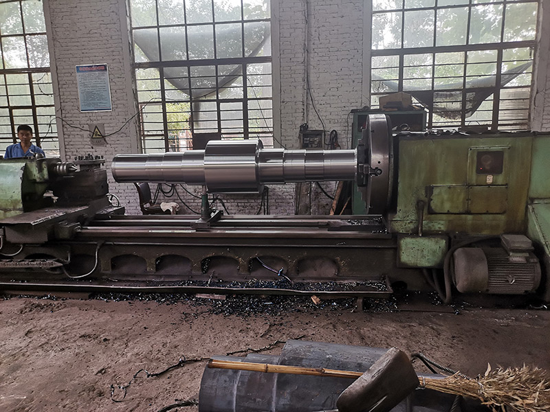 卧式车床具有一般车床特性,能车削内、外圆,圆锥面,端面,镗孔,割槽,钻孔,滚花,亦能车削常用的公制和英制螺纹。