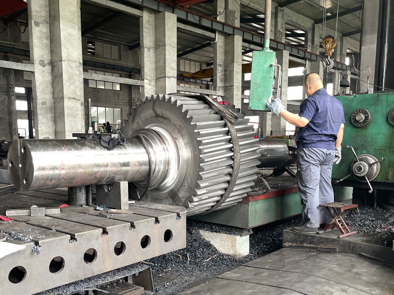 落地镗铣床是一种将大型工件固定在落地平台上进行镗削和铣削的重型镗床,结合了镗床和铣床的两种功能于一体,使加工效率更高、精度更好,极大地提高了产品品质和劳动效率。