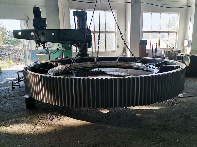 钻床指主要用钻头在工件上加工孔的机床。通常钻头旋转为主运动,钻头轴向移动为进给运动。钻床结构简单,加工精度相对较低,可钻通孔、盲孔,更换特殊刀具,可扩、锪孔,铰孔或进行攻丝等加工。加工过程中工件不动,让刀具移动,将刀具中心对正孔中心,并使刀具转动(主运动)。