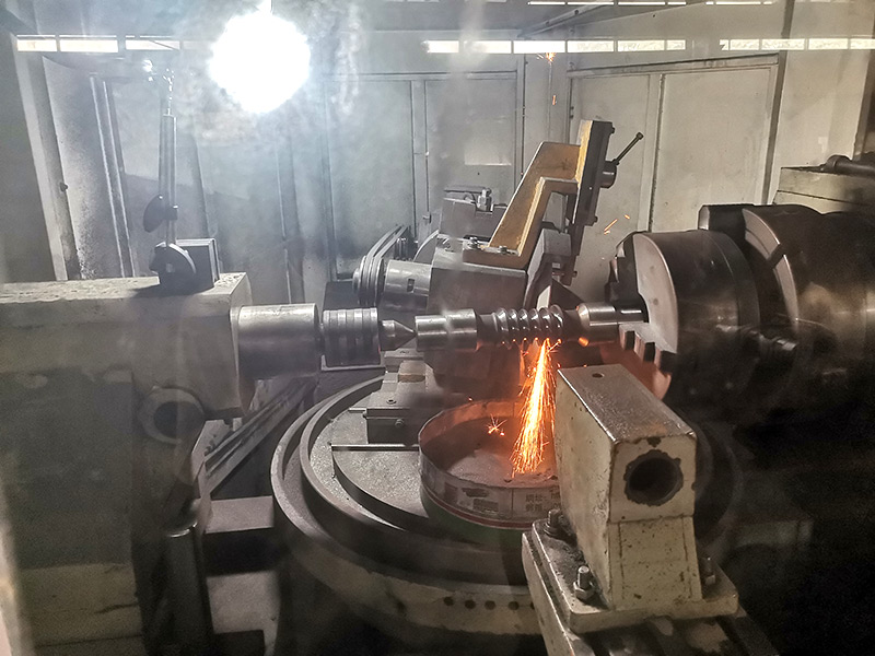 磨床是利用磨具对工件表面进行磨削加工的机床。磨床主要分为平面磨床、外圆磨床、齿类磨床等。
卧式车床:卧式车床具有一般车床特性,能车削内、外圆,圆锥面,端面,镗孔,割槽,钻孔,滚花,亦能车削常用的公制和英制螺纹。