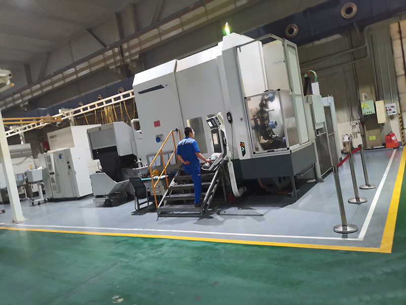 加工中心是从数控铣床发展而来的。与数控铣床的最大区别在于加工中心具有自动交换加工刀具的能力,通过在刀库上安装不同用途的刀具,可在一次装夹中通过自动换刀装置改变主轴上的加工刀具,实现多种加工功能。