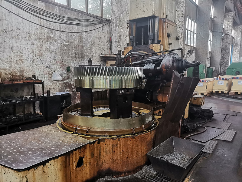 滚齿机是齿轮加工机床中应用最广泛的一种机床,在滚齿机上可切削直齿、斜齿圆柱齿轮,还可加工蜗轮、链轮等。 用滚刀按展成法加工直齿、斜齿和人字齿圆柱齿轮以及蜗轮的齿轮加工机床。这种机床使用特制的滚刀时也能加工花键和链轮等各种特殊齿形的工件。