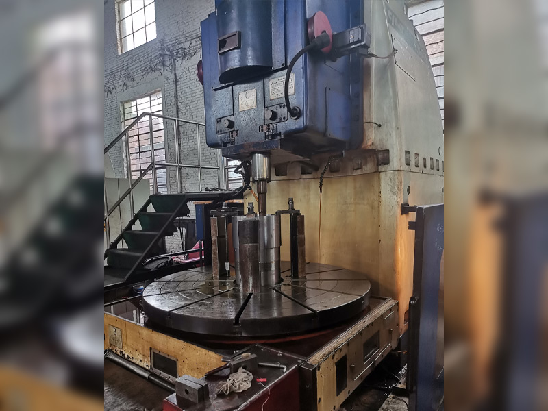 插齿机,是一种金属切削机床,是使用插齿刀按展成法加工内﹑外直齿和斜齿圆柱齿轮以及其它齿形件的齿轮加工机床。 以插齿刀作为刀具来加工齿轮、齿条等的齿形,这种加工方法称为"插齿"。插齿时,插齿刀作上下往复的切削运动,同时与工件作相对的滚动。插齿机主要用于加工多联齿轮和内齿轮,加附件后还可加工齿条。在插齿机上使用专门刀具还能加工非圆齿轮、不完全齿轮和内外成形表面,如方孔、六角孔、带键轴(键与轴联成一体)等。