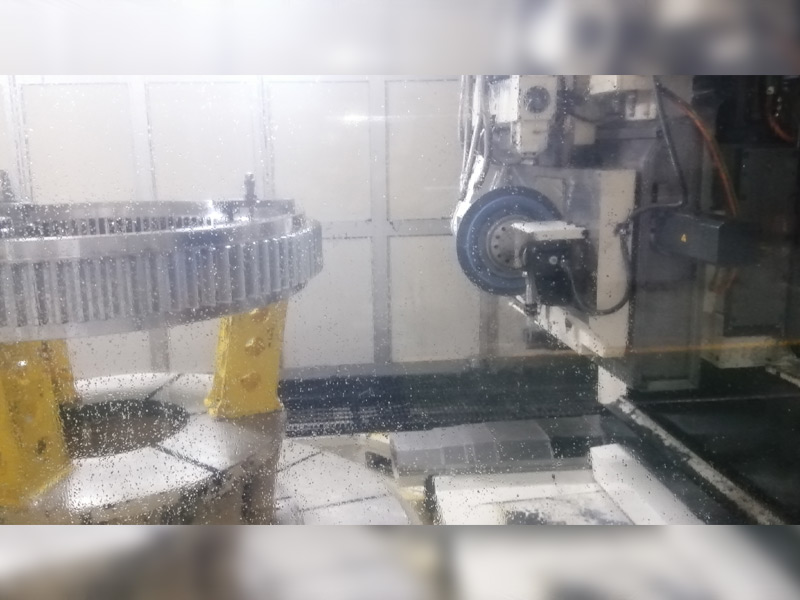 按成形法加工的成形砂轮磨齿机的砂轮由成形砂轮修整器在轴向剖面内修成齿形,砂轮架可作笔直方向进给。被磨齿轮由分度架和尾座支承,经过工作台作纵向往复运动以磨出齿面,每磨一齿后进行分度。在磨斜齿轮的机床上,砂轮可按工件螺旋角转一角度,工件能在往复运动的同时得到附加滚动。如机床砂轮架能使砂轮进入内齿轮工件中,便可磨削内齿轮。成形砂轮磨齿机结构简单,效率高,精度可达5级,适用于成批生产,对齿数少(例如少于10个)的齿轮尤为合适。