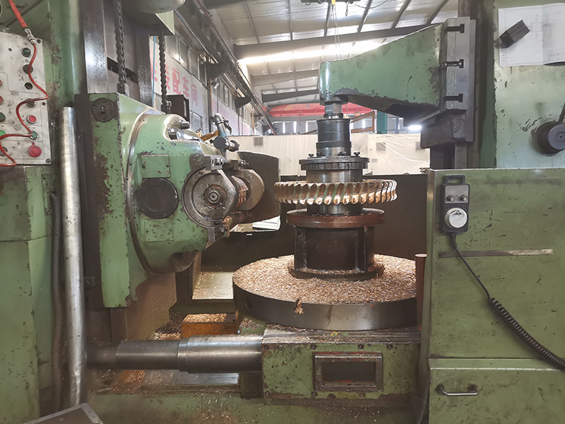 蜗轮蜗杆机构常用来传递两交错轴之间的运动和动力。蜗轮与蜗杆在其中间平面内相当于齿轮与齿条,蜗杆又与螺杆形状相似。